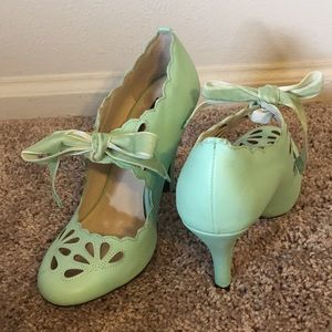 Mojo Moxy genuine leather mint green heels